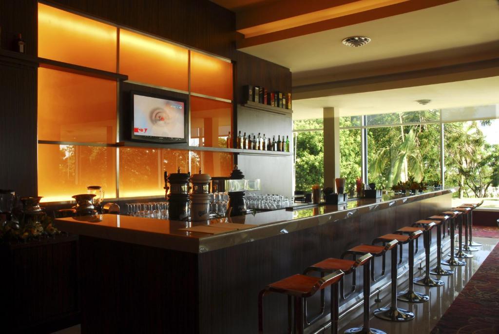 Howard Johnson Plaza Resort & Casino Mayorazgo Paraná Restaurant photo The bar at the 2008 Olympic Village
