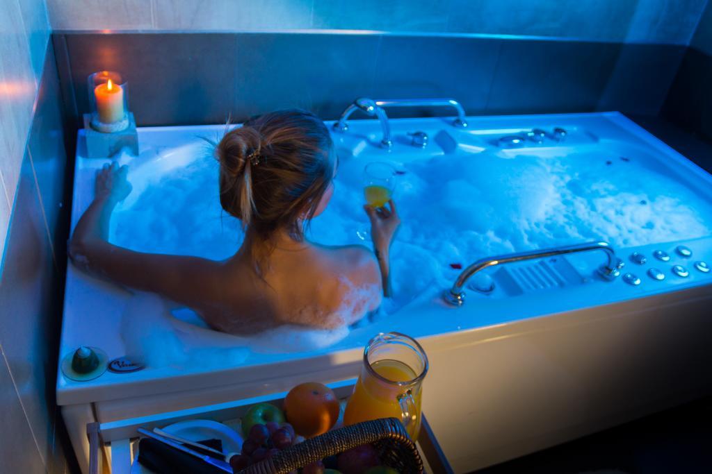 Howard Johnson Plaza Resort & Casino Mayorazgo Paraná Extérieur photo A woman in a whirlpool bathtub