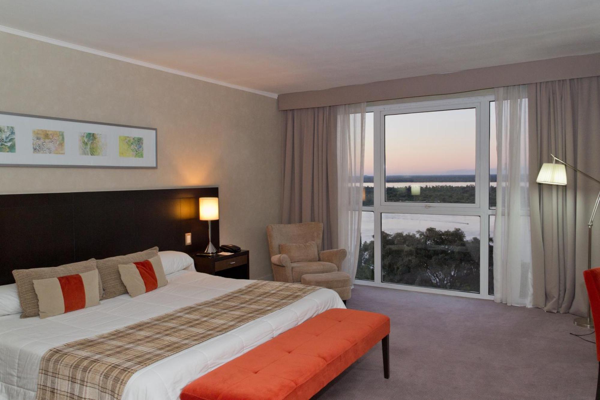 Howard Johnson Plaza Resort & Casino Mayorazgo Paraná Chambre photo A bedroom at the Hilton Johannesburg