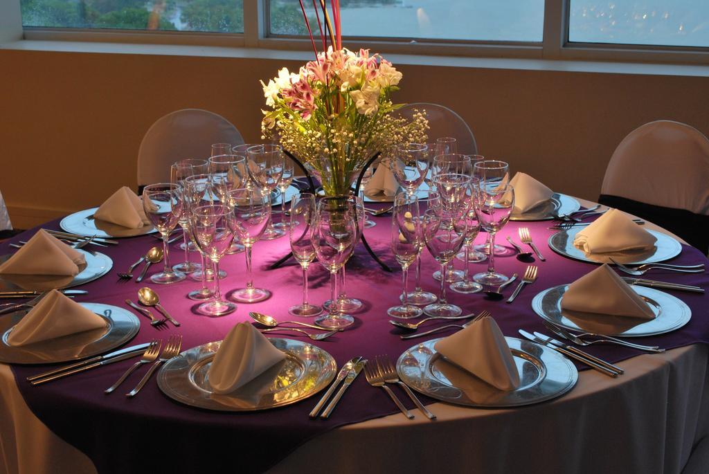 Howard Johnson Plaza Resort & Casino Mayorazgo Paraná Extérieur photo A table set for a formal dinner