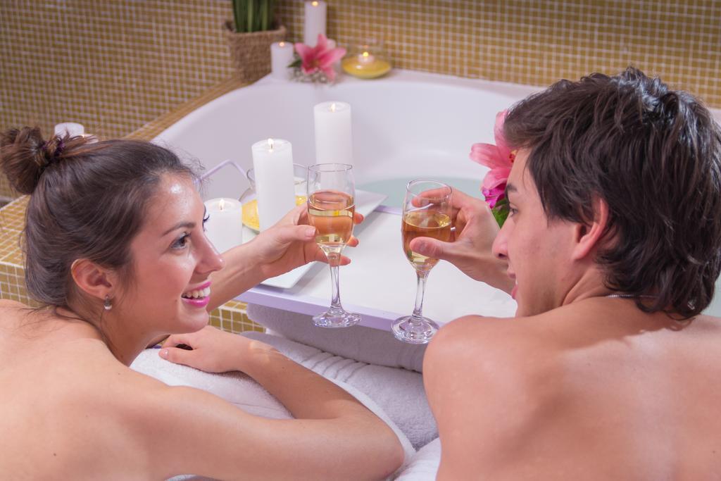 Howard Johnson Plaza Resort & Casino Mayorazgo Paraná Extérieur photo A couple relaxing in a spa