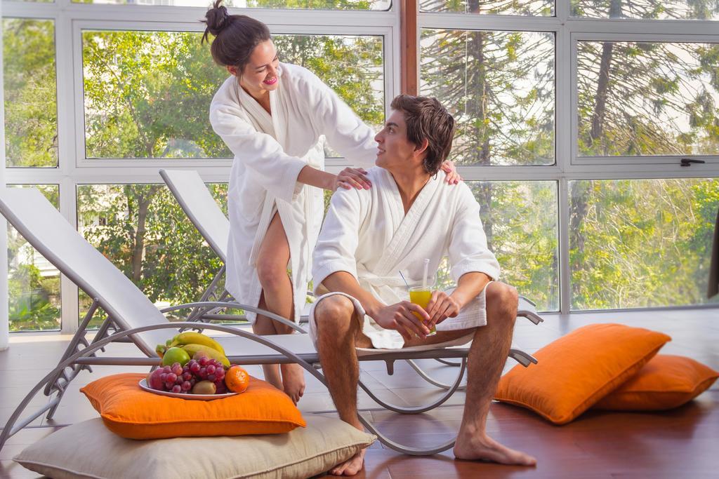 Howard Johnson Plaza Resort & Casino Mayorazgo Paraná Extérieur photo A couple relaxing in a spa