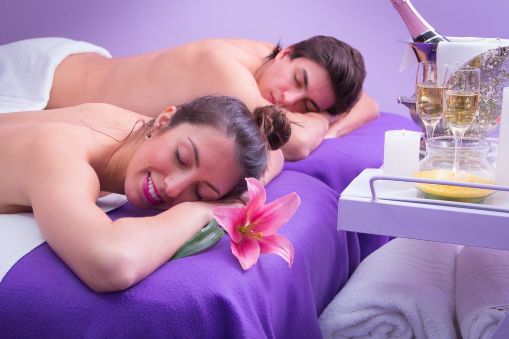 Howard Johnson Plaza Resort & Casino Mayorazgo Paraná Extérieur photo A couple relaxing at a spa