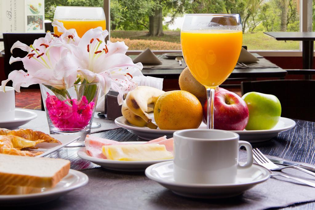 Howard Johnson Plaza Resort & Casino Mayorazgo Paraná Extérieur photo A breakfast table