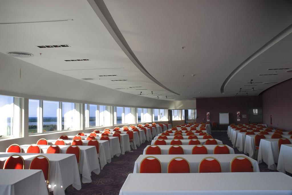 Howard Johnson Plaza Resort & Casino Mayorazgo Paraná Extérieur photo The interior of the conference centre