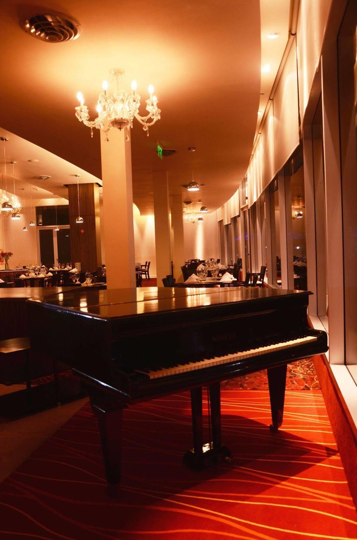 Howard Johnson Plaza Resort & Casino Mayorazgo Paraná Extérieur photo The piano at the restaurant