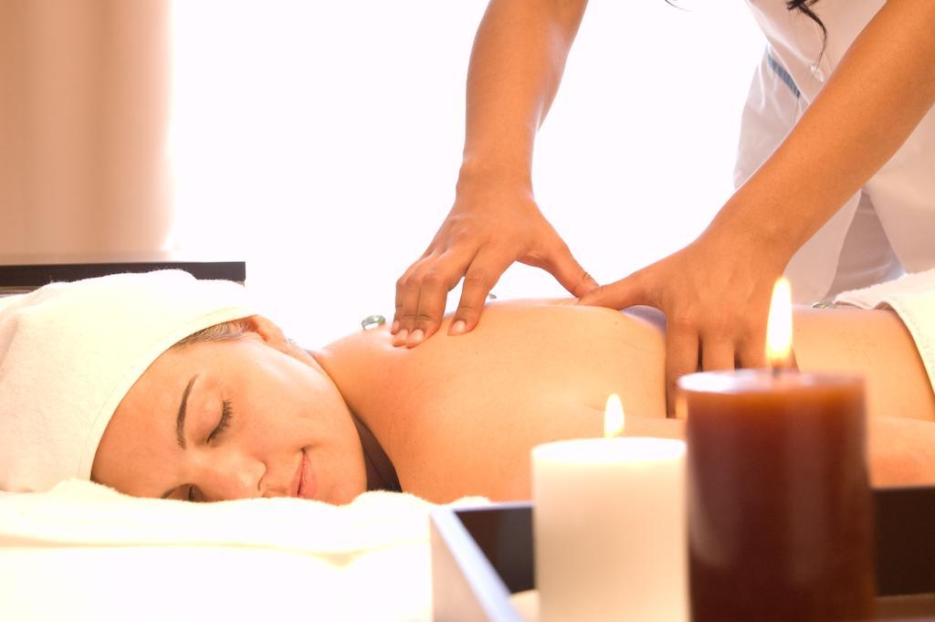 Howard Johnson Plaza Resort & Casino Mayorazgo Paraná Extérieur photo A woman receiving a massage